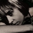 La señora mira fijo, no puede sacar la mirada de encima del público que entra, la obra ya comenzó, ya empieza. La señora es una sombra o una realidad pequeña.