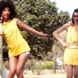 INSERTO BEAT – HOMENAJE A THE BEATLES Cuatro mujeres veinteañeras viajan a los 60 y70 a experimentar el hippismo, el pop, las tertulias, los recitales de The Beatles y la liberación femenina.