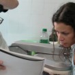 Historia de dos mujeres inmigrantes a quienes la vida une a través de la amistad que logran construir.