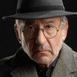 Con una puesta intimista que invita al deleita de las palabras, José Sacristán personifica al poeta y prosista español.