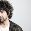 El disco está precedido por el sencillo "El chico de los mandados", un homenaje a los amantes que descuelgan los trapos y se retiran a tiempo.