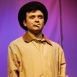 El humor ácido y absurdo van de la mano en esta obra. Un policial tragicómico y distintos personajes encarnados en la piel de un solo actor.