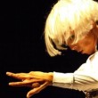 La Danza Butoh ofrece un espacio de libertad para el autoconocimiento, la expresión y la armonización global del cuerpo a partir de la práctica de la danza.