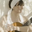 Sofía Ortiz presenta «Leve» En esta ocasión, la cantante sube a escena en formato de trío junto a Eugenia Menta, en violoncello y Dante Ascaino, en guitarra.