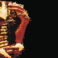 Dos mujeres y sus objetos, devenidos extensiones corpóreas que las arrastran en sus mutaciones.