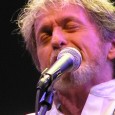 El cantante y la fuerza creativa detrás del grupo YES brindará un show acústico imperdible.
