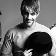 «EL HIJO DE P*#@ DEL SOMBRERO» Una comedia romántica de perdedores, una historia de sobrevivientes con humor ácido y corrosivo.
