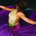Danza contemporánea en íntima fusión con la esencia de expresiones culturales latinoamericanas.