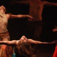 Mujeres y hombres bailan una lengua olvidada, un canto perdido, una emoción traída por el viento.