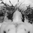 Muestra fotográfica que retrata lo habitual e intimo de las relaciones con una mirada naif y adolescente.
