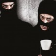 Hernán Sevilla y Alejandro Orlando esperan en un sótano las órdenes para llevar a cabo un nuevo trabajo.