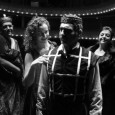 Un fantasma agobiado pone en tensión lo clásico y lo contemporáneo, lo cómico y lo trágico, lo narrativo y lo fragmentario.