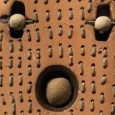 Un recorrido de su obra en escultura, objeto y dibujo, a través del textil, la cerámica y otras disciplinas artísticas.