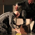 Puesta teatral que nos muestra el desamparo del trabajador como resultado de la opresión y la impunidad de las instituciones.