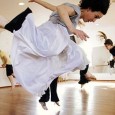 Propuesta de danza contemporánea que indaga sobre la búsqueda, el encuentro y la estadía en el otro.