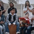 Entre cantes, comidas, y guitarras flamencas, se nos revela la intimidad de un mundo desconocido.