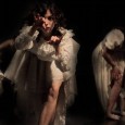Nueve bailarinas atraviesan el origen, la vida, la muerte y la soledad de una naturaleza que deja de SER.