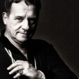 Julio Chávez interpreta con intensa teatralidad una historia de amor nada convencional.