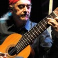 El genial compositor nos presenta un sorprendente repertorio ejecutando guitarras y piano.