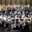 Más de 150 músicos entre instrumentistas y cantantes interpretan un réquiem único en la historia musical.