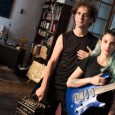 Concierto en formato dúo con canciones de “Madera Metal” y “Dibujo de Rayo” y algunos otros temas instrumentales.