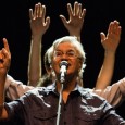 El legendario músico brasilero regresa acompañado por la voz de Teresa Cristina.