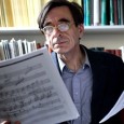 El reconocido musicólogo y compositor inglés ofrecerá formación gratuita de actualización sobre Beethoven.