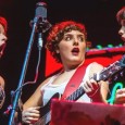 Fusión de tres gargantas de enorme carisma, capaz de hacer bailar, reír y emocionar reviviendo grandes clásicos musicales.