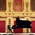 Un joven talento al piano interpreta obras clásicas con destreza y técnica depurada.