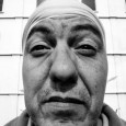 Una serie de fotografías en un muro de la ciudad conmemora el trastorno que da lugar a un tipo de demencia progresiva.