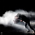 Espectáculo que combina técnicas de teatro físico, acrobacia, danza y vuelos para recrear un conflicto dramático.