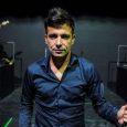 Un viaje a través del tiempo y las emociones para reflexionar humorísticamente acerca de las relaciones humanas.