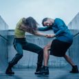 Performance escénica anclada en el movimiento, la improvisación y la composición en tiempo real.