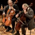 El dúo de violonchellistas brasileños aborda los dos lados de la música brasilera: el erudito y el folclore popular.