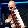 Una jam de jazz con músicos franceses y argentinos, interpretando sus propias composiciones e improvisan juntos.