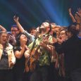 El talentoso cantautor y su histórica banda despiden y festejan los 10 años de Fin de Fiesta!.