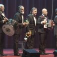 La popular agrupación revive y renueva grandes éxitos para seguir cosechando risas y aplausos.