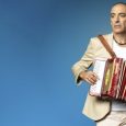 Mauricio Dayub que despliega una serie de personajes y anécdotas entrañables de su familia.