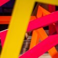 LUIS BERNARDI Donde la línea, el color y la repetición transforman el espacio en una experiencia perceptiva y sensorial.