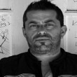 En su primer trabajo, Fernando Agüero nos cuenta como dejar atrás la inocente historia de los Papá Noél y no mentirle nunca más a un hijo.