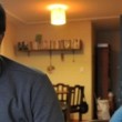 Los escritores Luciano Lamberti, Federico Falco, y Carlos Busqued se reúnen para charlar en reunión de amigos sobre literatura.