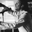 Salir de la palabra, entrar al sonido. El potencial del poema más allá de su trama de significado lingüÃstico, y la extensión del pensamiento.