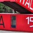 Dos containers que vienen a significar metafóricamente los viajes transoceánicos que por tantas décadas millones de italianos han afrontado.