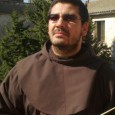 Un fraile franciscano dirige la  Banda Sinfónica de la Provincia.