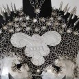 Obras de arte realizadas con diferentes tipos de metales que representan prendas de vestir íntimas femeninas.