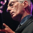 El genial guitarrista  conocido como “el hombre que aprendió a tocar dos veces” nos visita al frente de su “organ trío”.