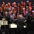 Coros, solistas y un ensamble de jerarquía presentan un espectáculo musical sobre textos y canciones de Joan Manuel Serrat.