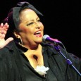 La talentosa cantante brasileña le rinde homenaje a Vinicius de Moraes.
