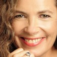 SANDRA MIHANOVICH Cantando en inglés o en español, temas de jazz o simplemente canciones, pero imprimiendo su sello personal.