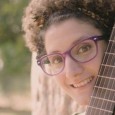 La joven cantautora  llega a nuestra ciudad, para mostrar las canciones de su disco “Buscando el ámbar”.